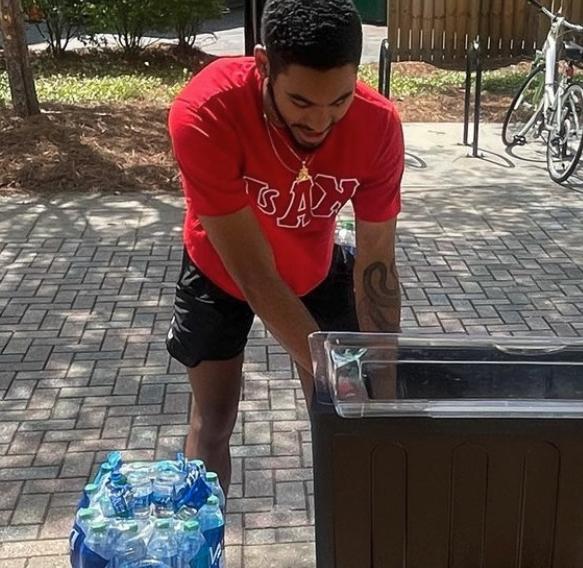 student refilling water / 